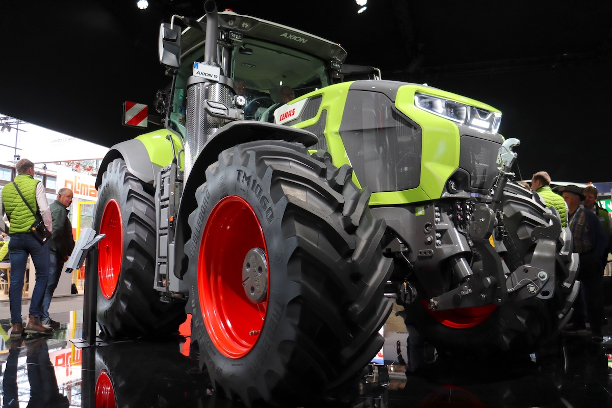 Il nuovo Axion 9.450 di Claas in versione gommata ad Agritechnica 2025